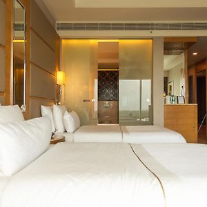 Deluxe Twin Guest Room Bath Tub